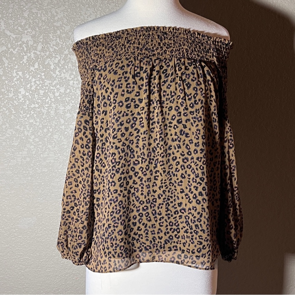 CeCe Leopard Print flowy shoulder Top Size M
